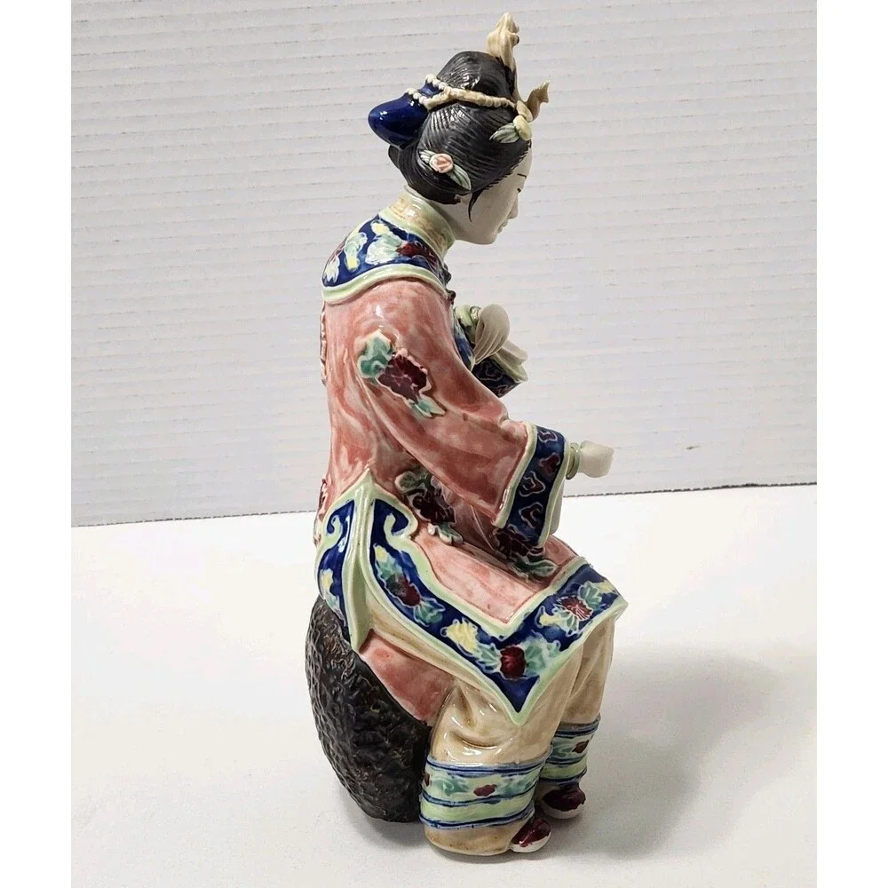 Shiwan Chinese Wucai Porcelain Seated Court Lady Figurine Moving Bracelet #75